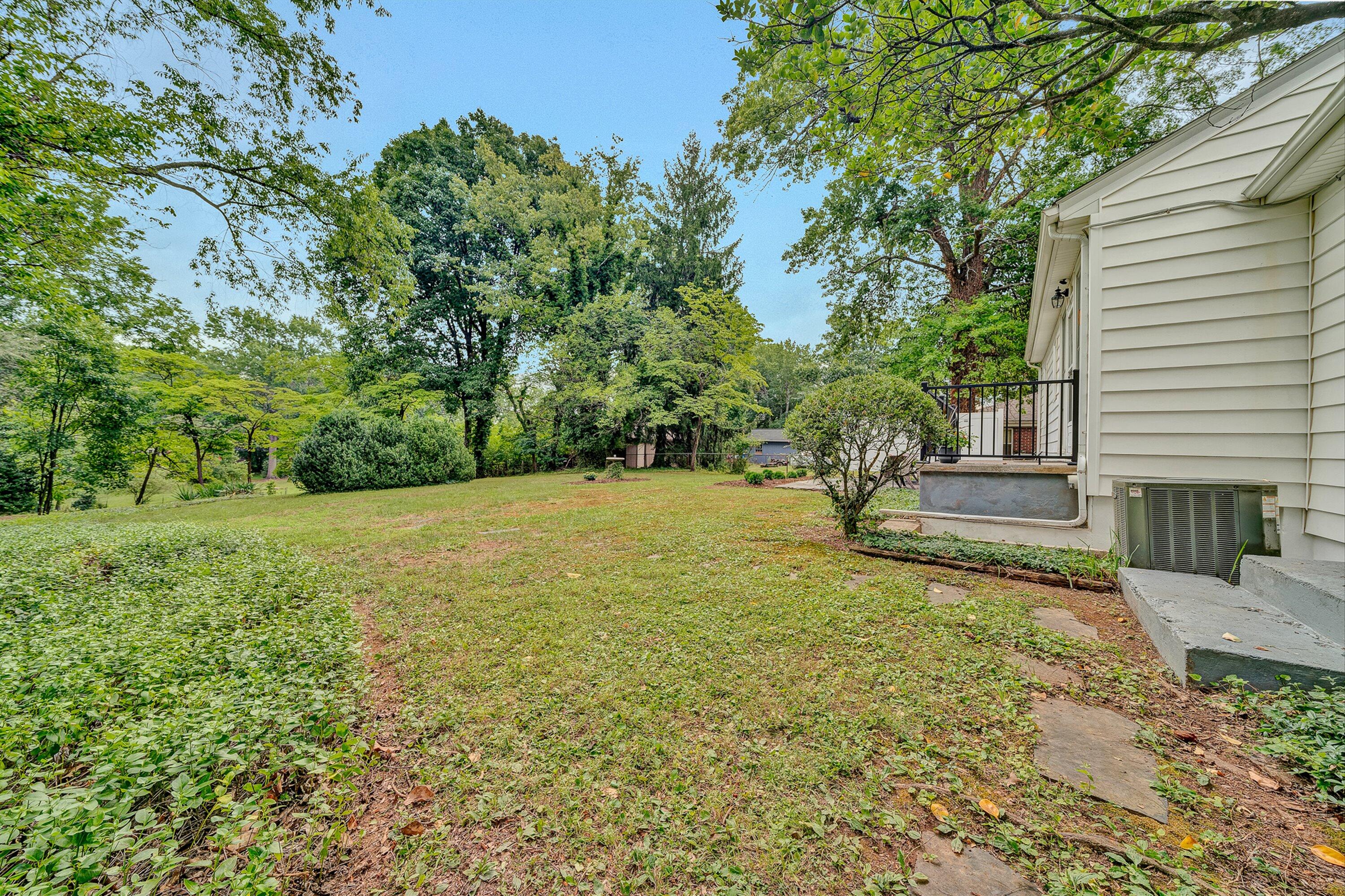 1035 Clearfield Road Southwest Roanoke, VA 24015 - Photo 28 of 43 L side yard