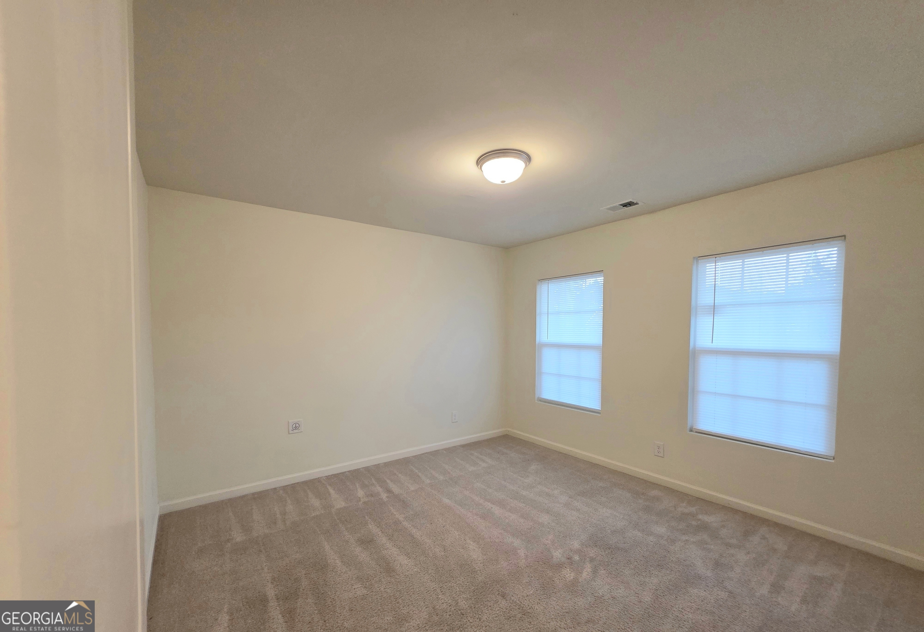 115 Wynne Street Macon, GA 31206 - Photo 5 of 8 an empty room with windows