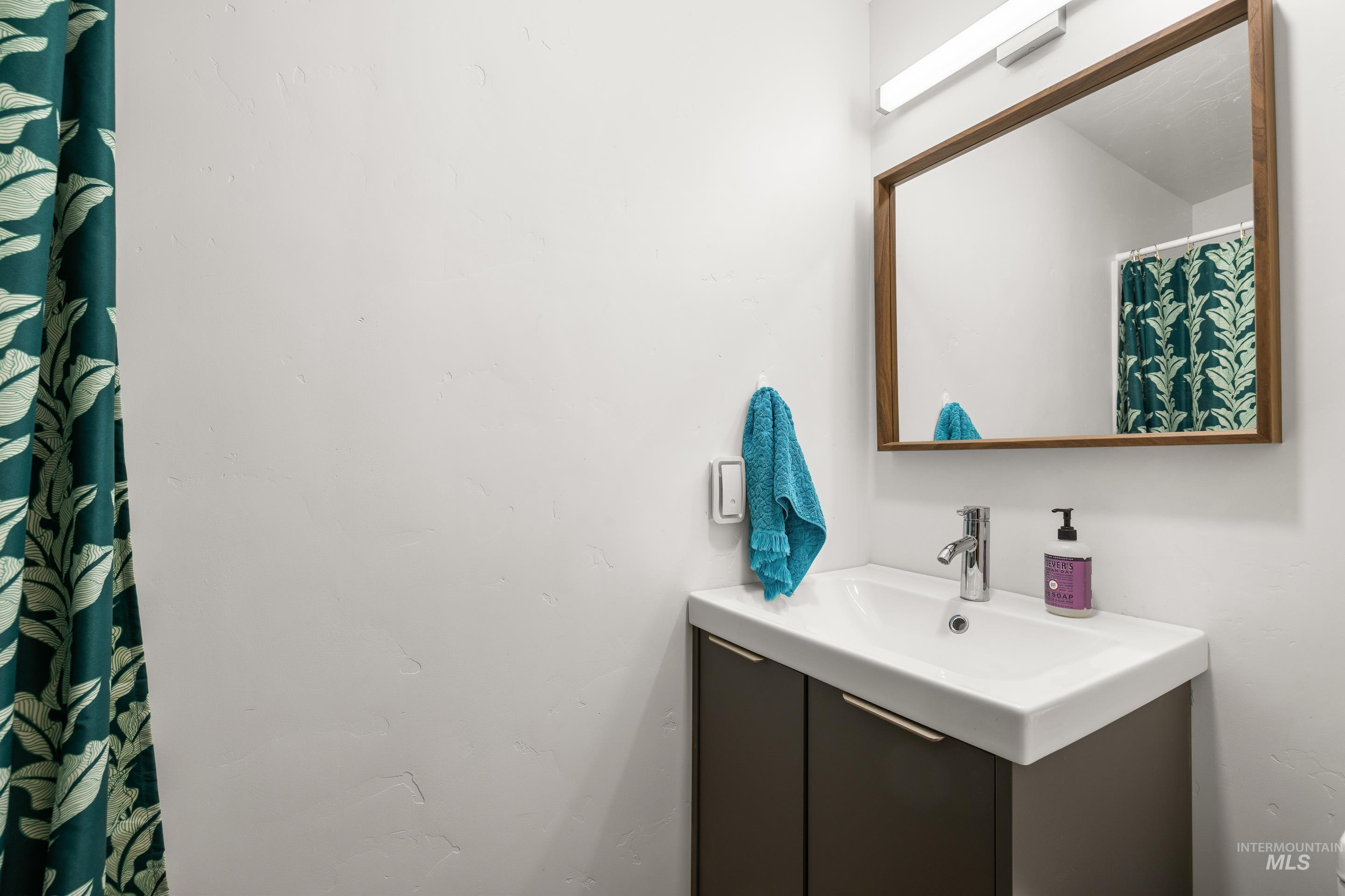 32 Sky Ridge Drive Garden Valley, ID 83622 - Photo 22 of 37 Full bathroom featuring curtained shower and vanity