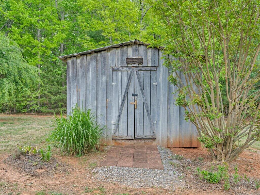 520 Scenic Drive Stuart, VA 24171 - Photo 73 of 83 a view of a small barn in the middle of a yard