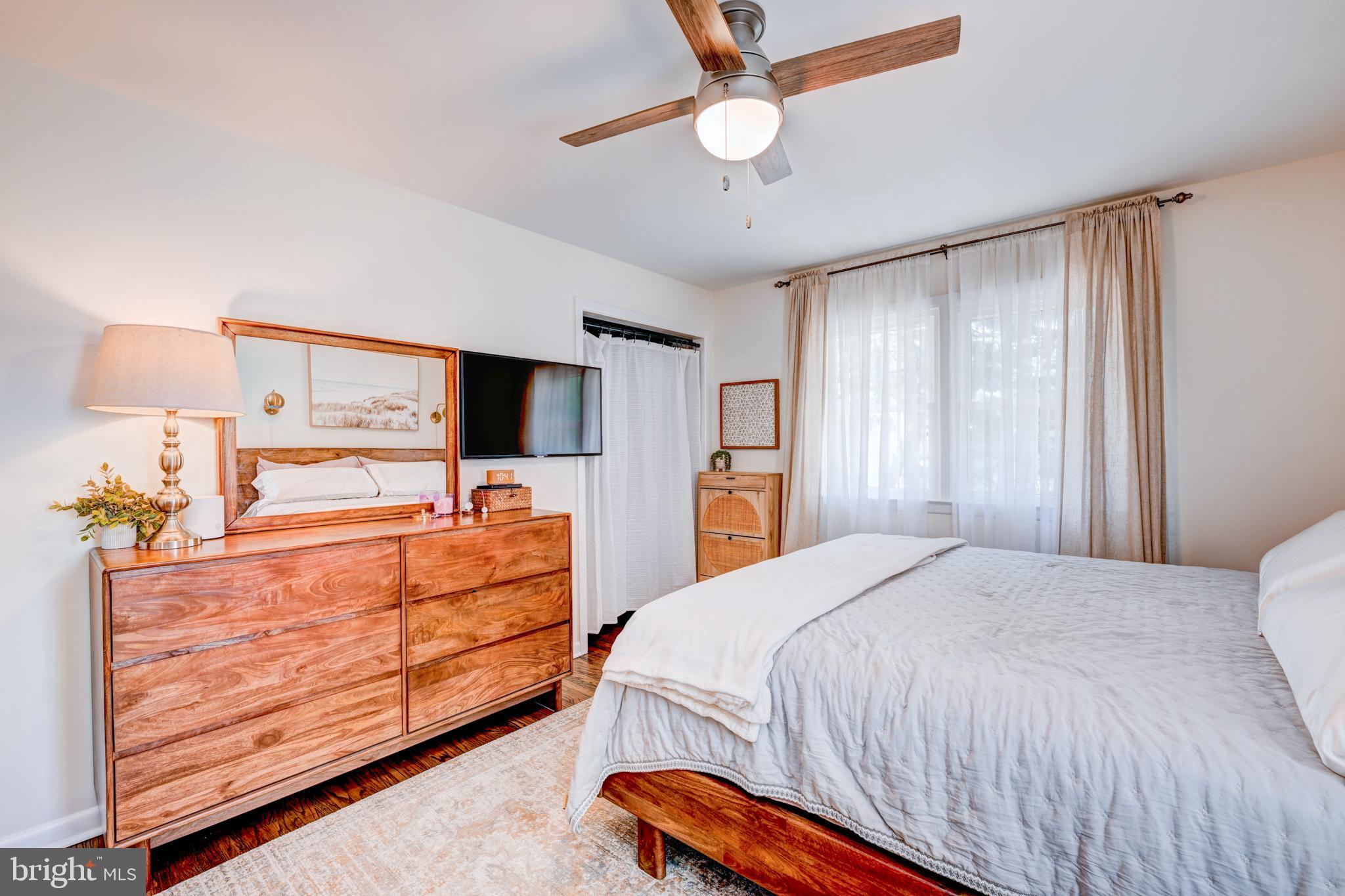 33 Dailey Drive Hamilton, NJ 08620 - Photo 19 of 27 a bedroom with a bed and a flat tv screen on dresser