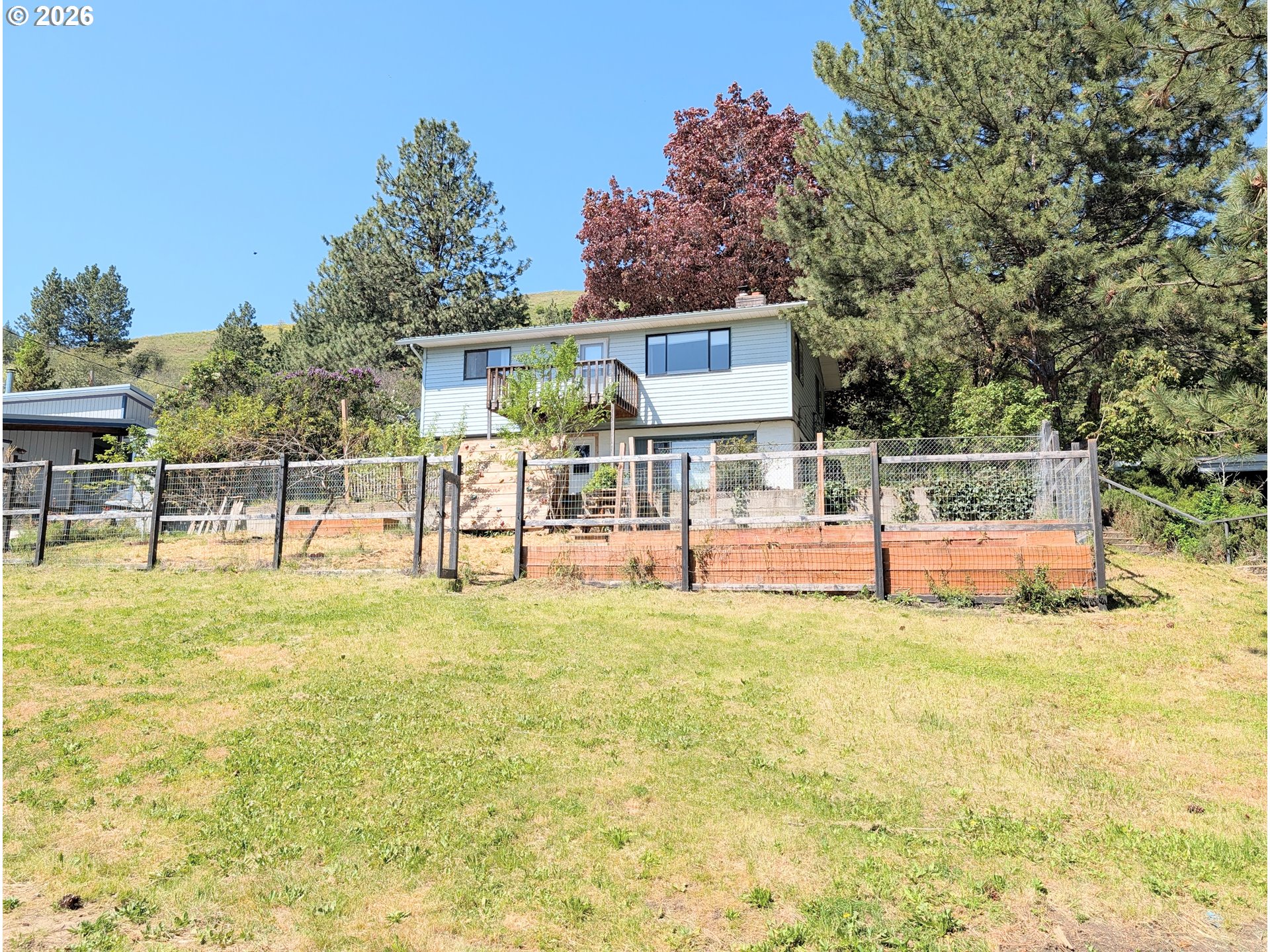1624 Foley Street La Grande, OR 97850 - Photo 11 of 37 a view of a house with swimming pool and a garden