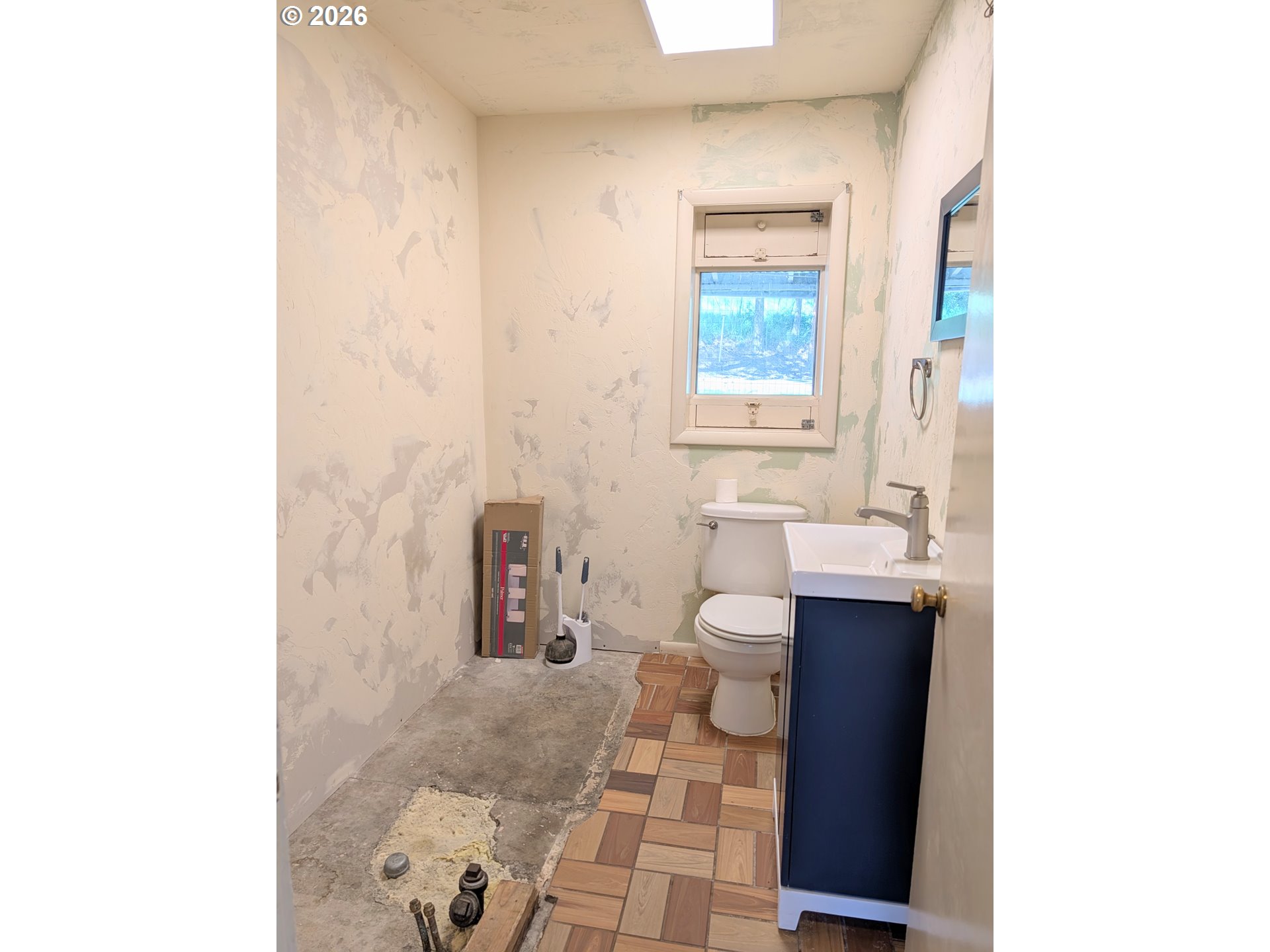 1624 Foley Street La Grande, OR 97850 - Photo 22 of 37 a bathroom with a sink and a mirror
