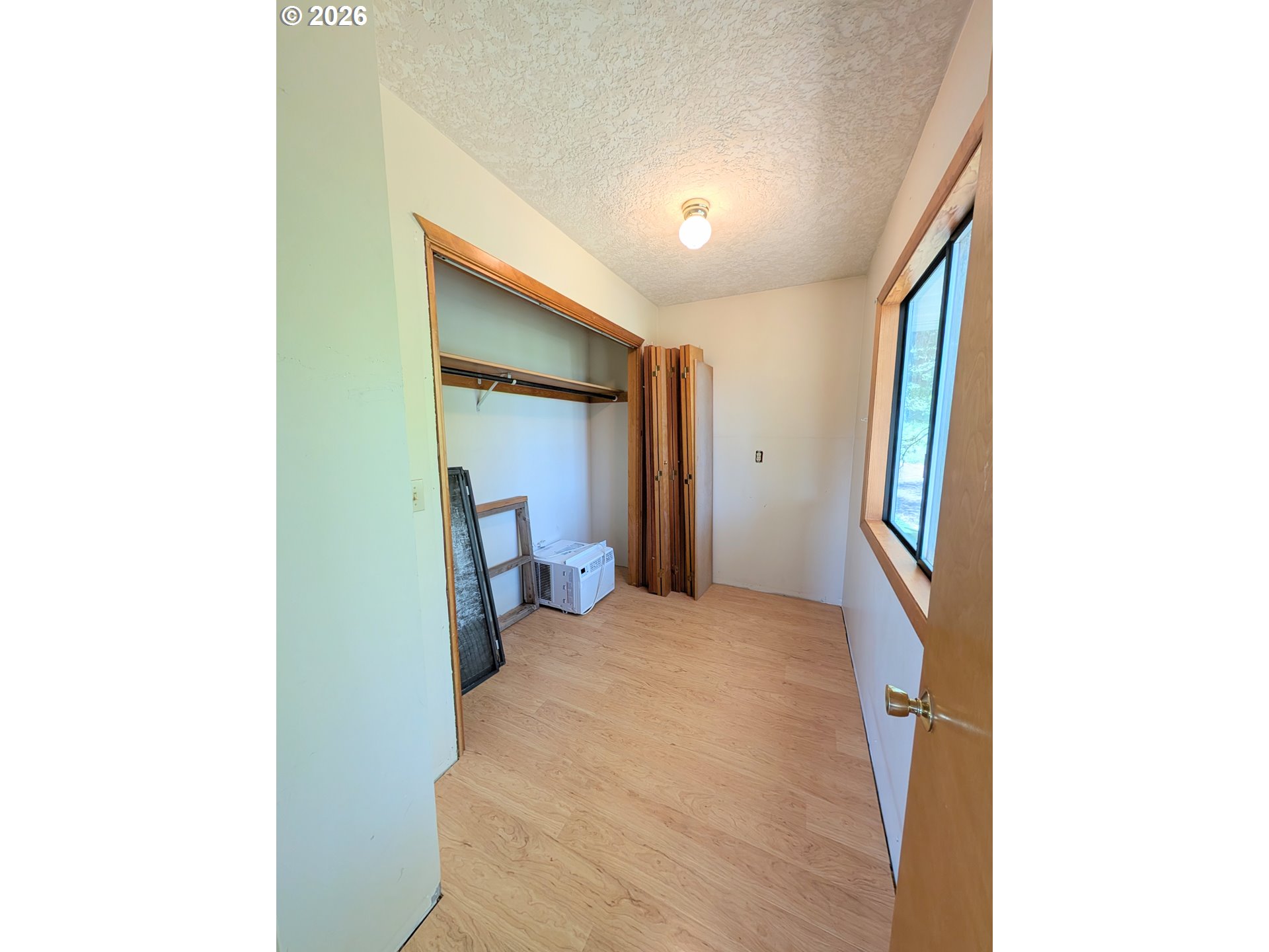 1624 Foley Street La Grande, OR 97850 - Photo 30 of 37 a view of a hallway with bathroom and mirror