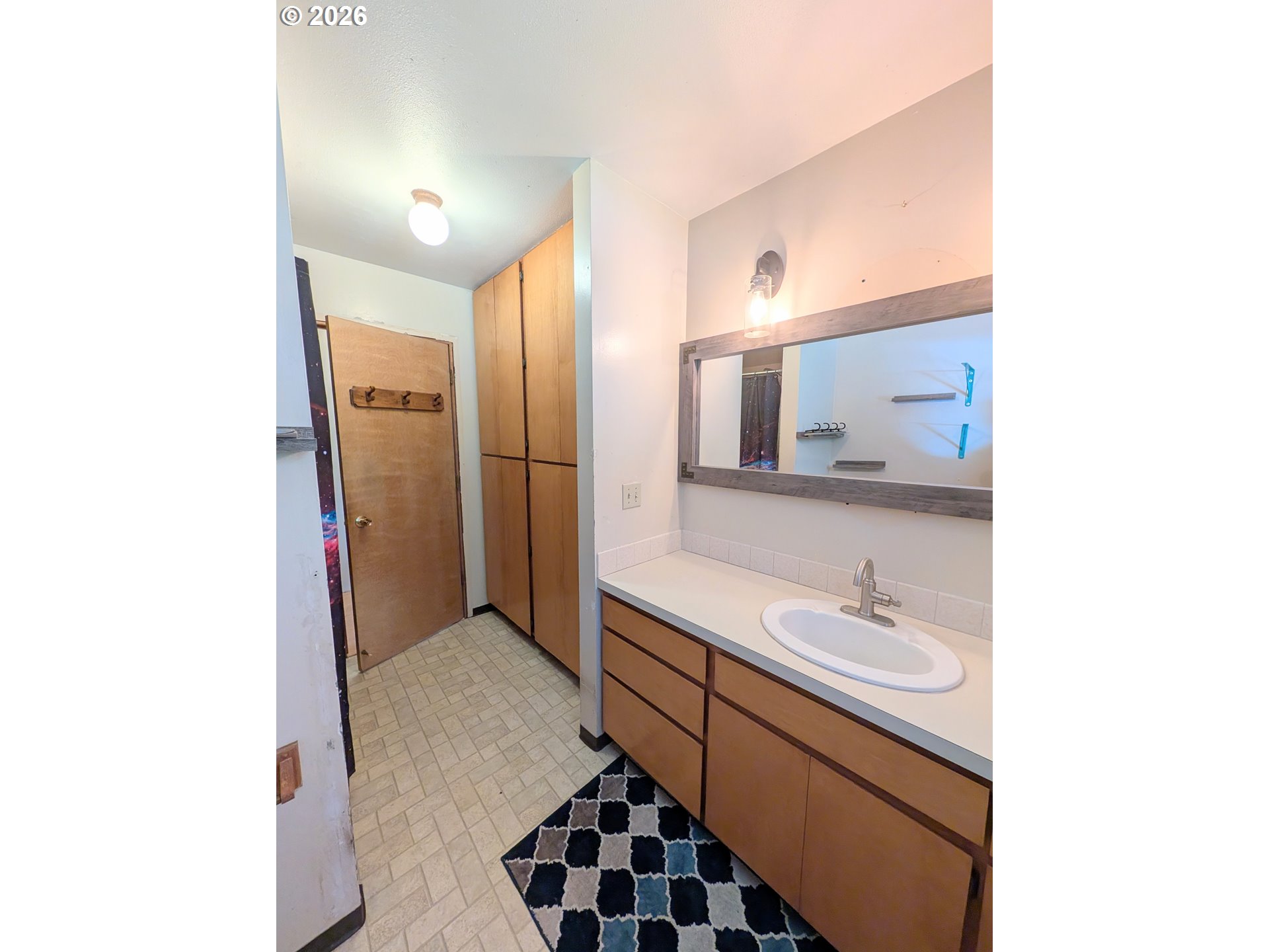 1624 Foley Street La Grande, OR 97850 - Photo 32 of 37 a bathroom with a sink and a mirror