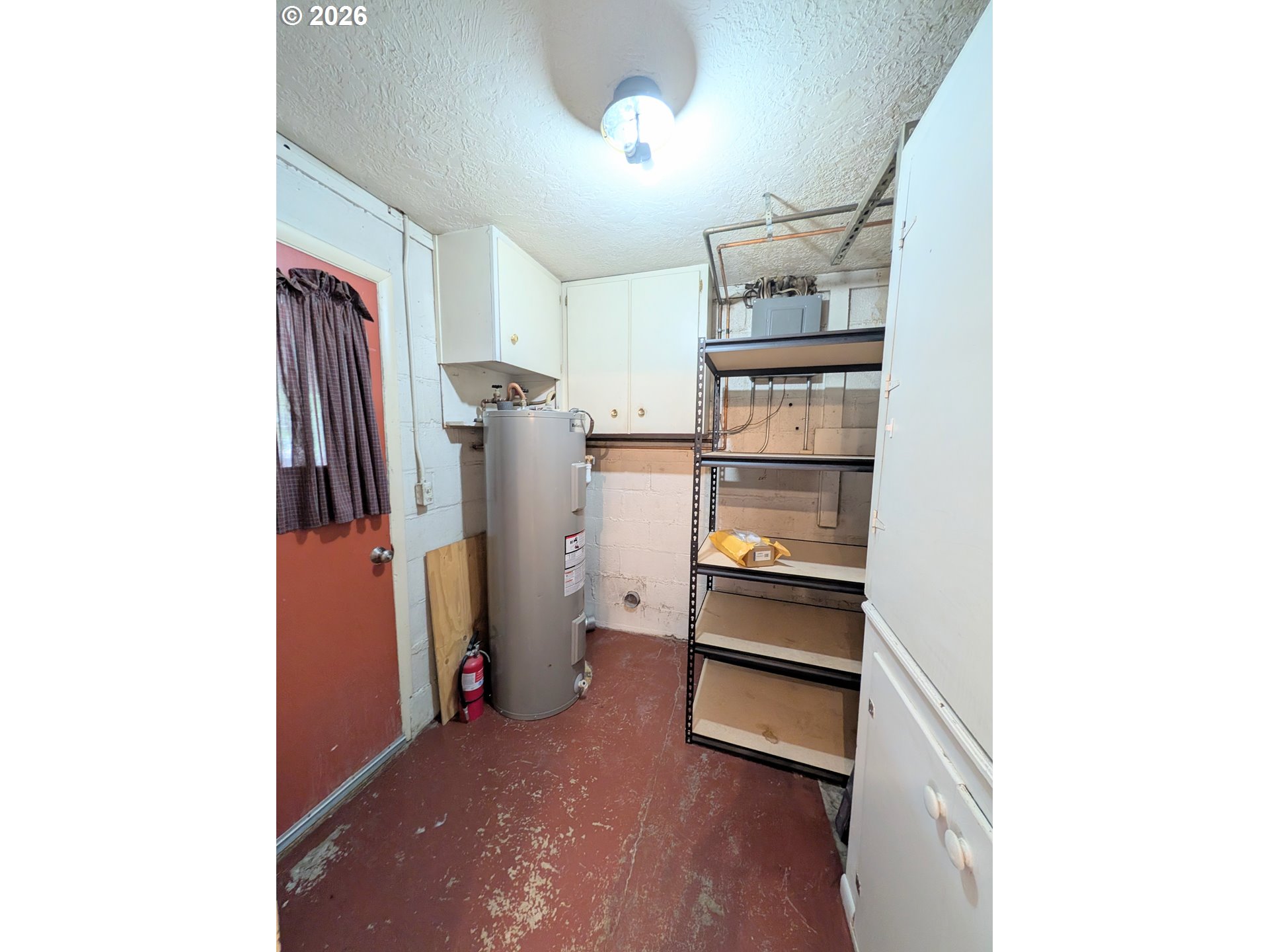 1624 Foley Street La Grande, OR 97850 - Photo 33 of 37 a view of an empty room with cabinet and a window