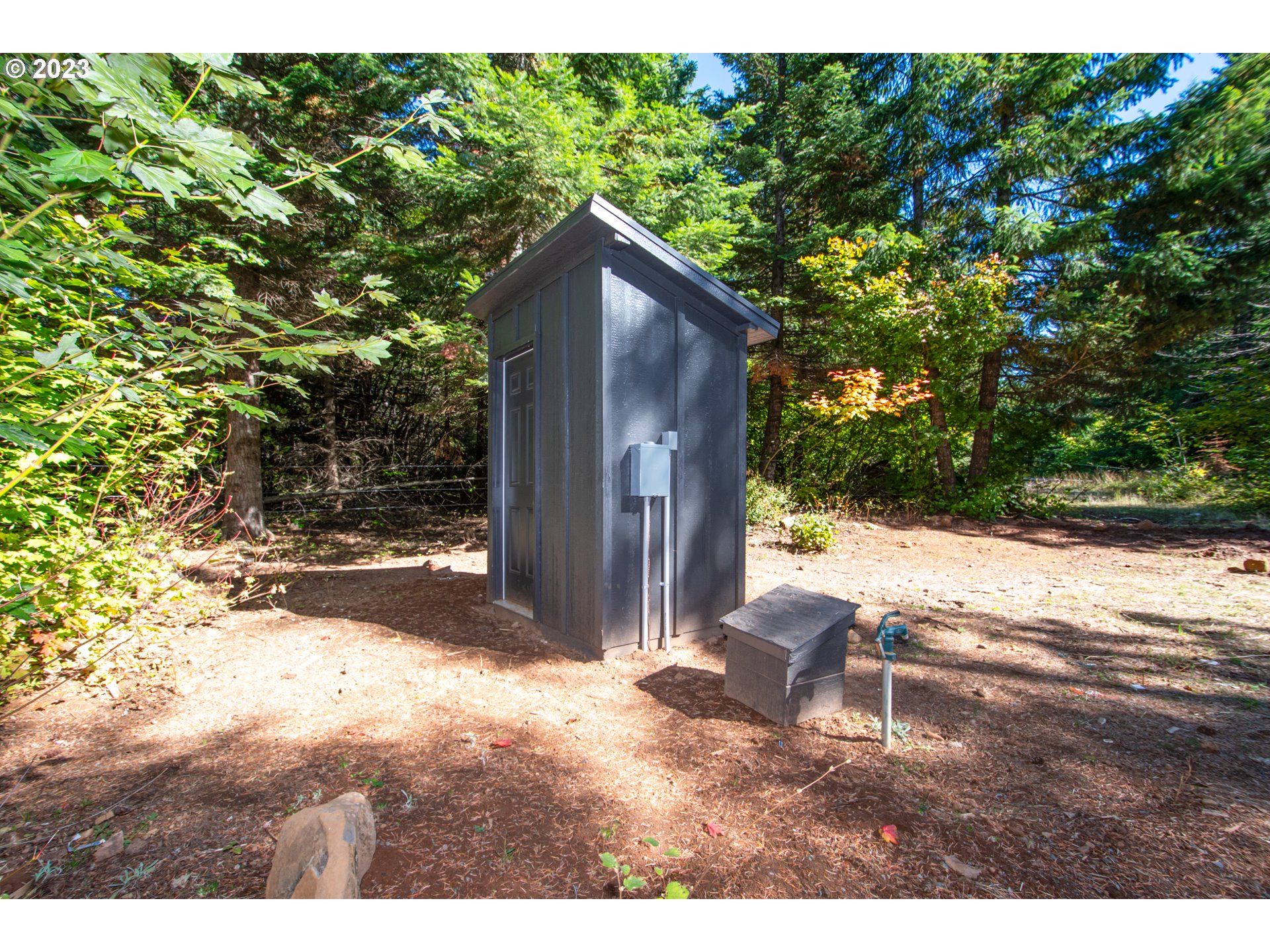 55 Moonshine Road Appleton, WA 98602 - Photo 22 of 33 a backyard of a house with table and chairs