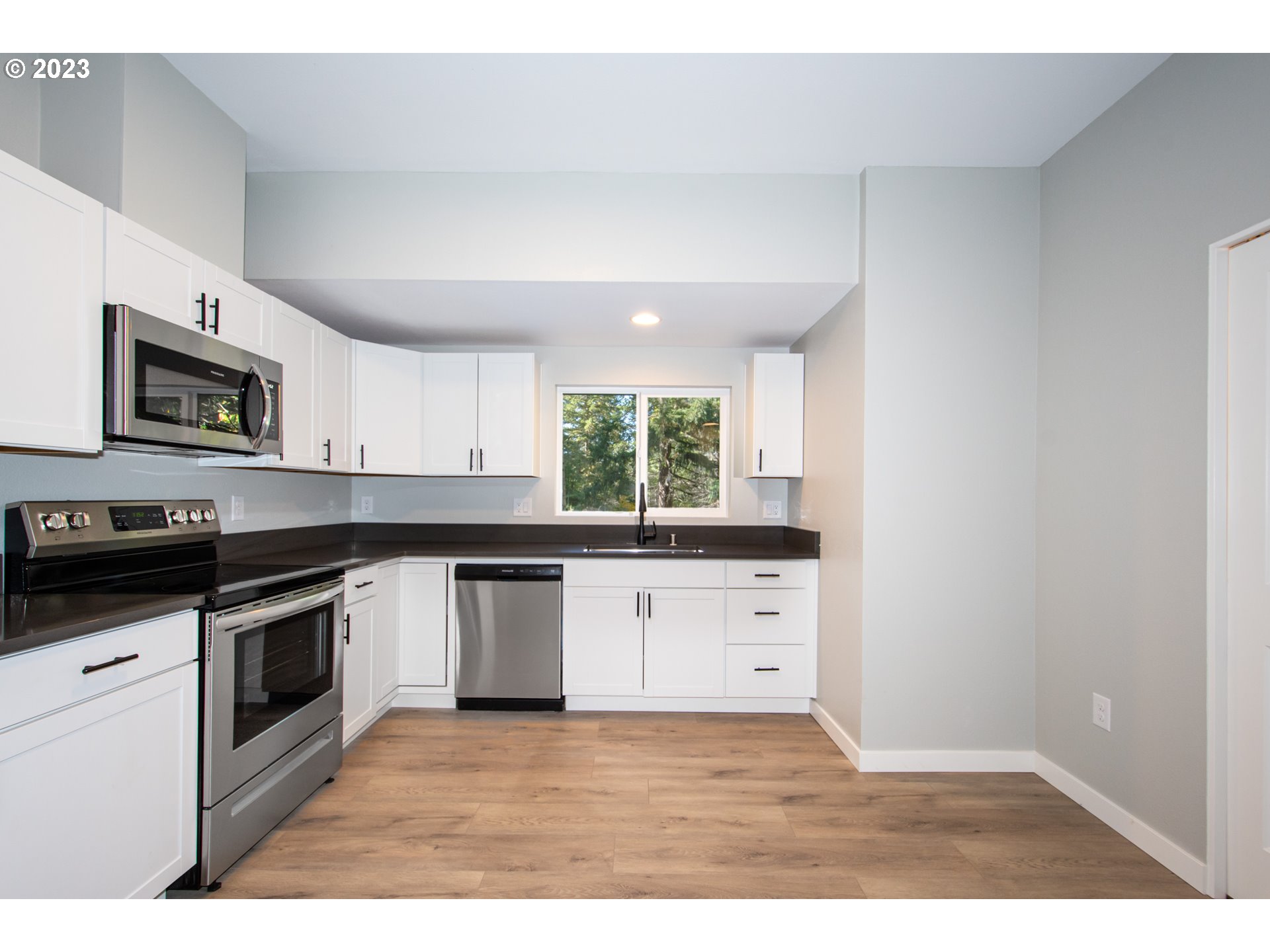 55 Moonshine Road Appleton, WA 98602 - Photo 8 of 33 a kitchen with granite countertop a stove a sink and a microwave