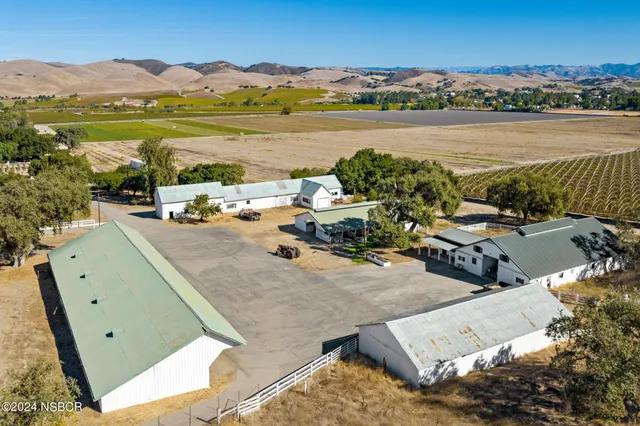 a view of house with a yard