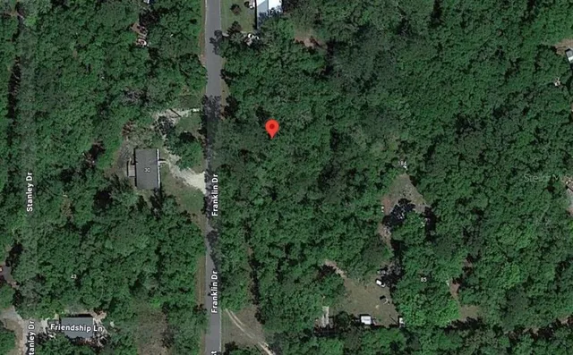 a view of a yard and trees