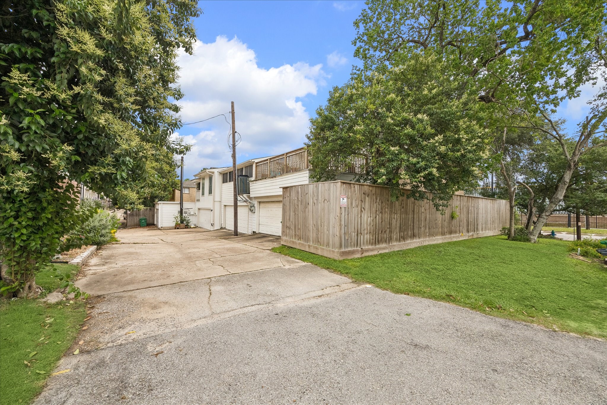 4520 Dickson Street Houston, TX 77007 - Photo 22 of 25 Shared driveway to two car garage.