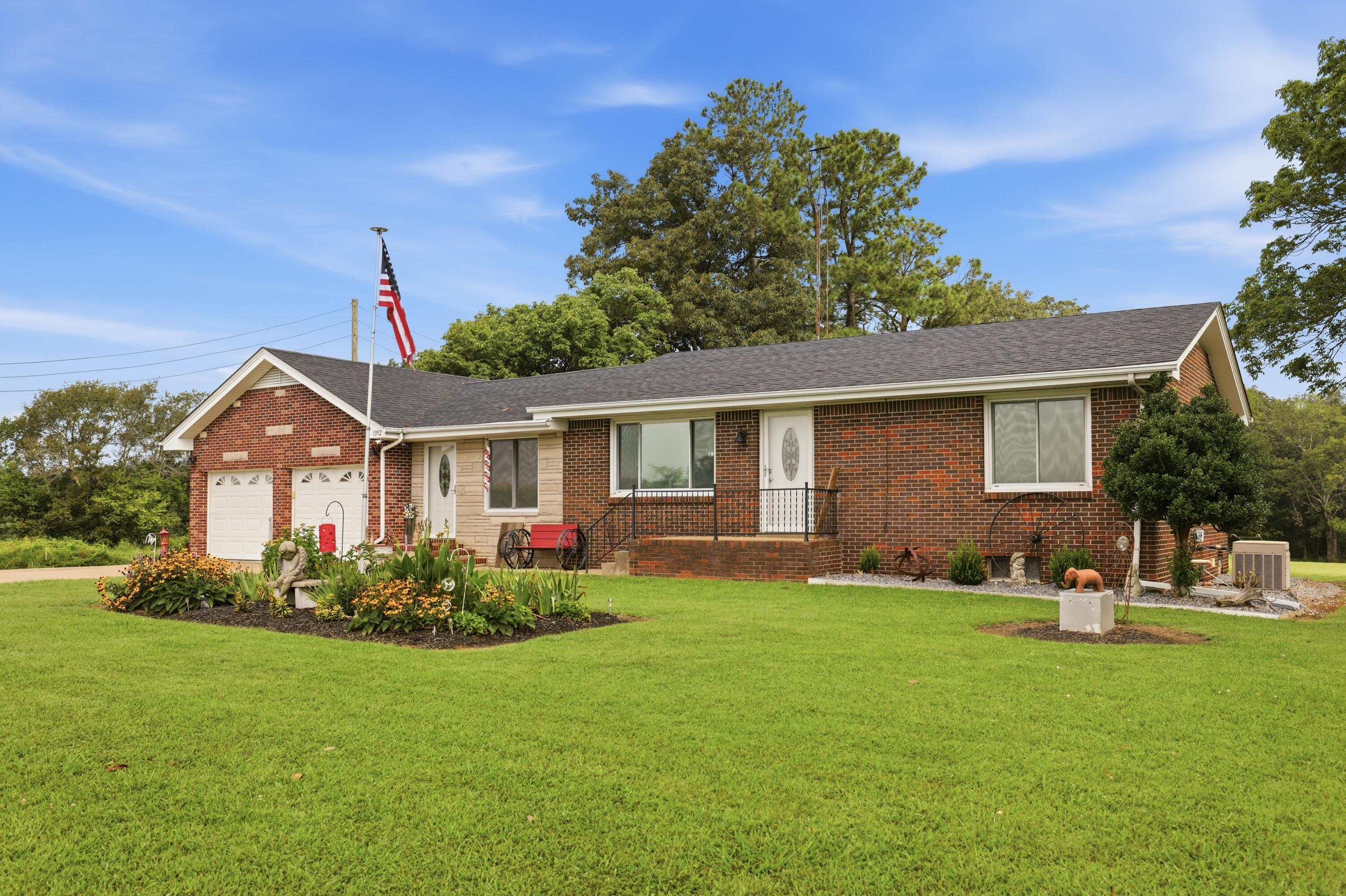 1352 Grant Road Murray, KY 42071 - Photo 4 of 43 3R9A4289