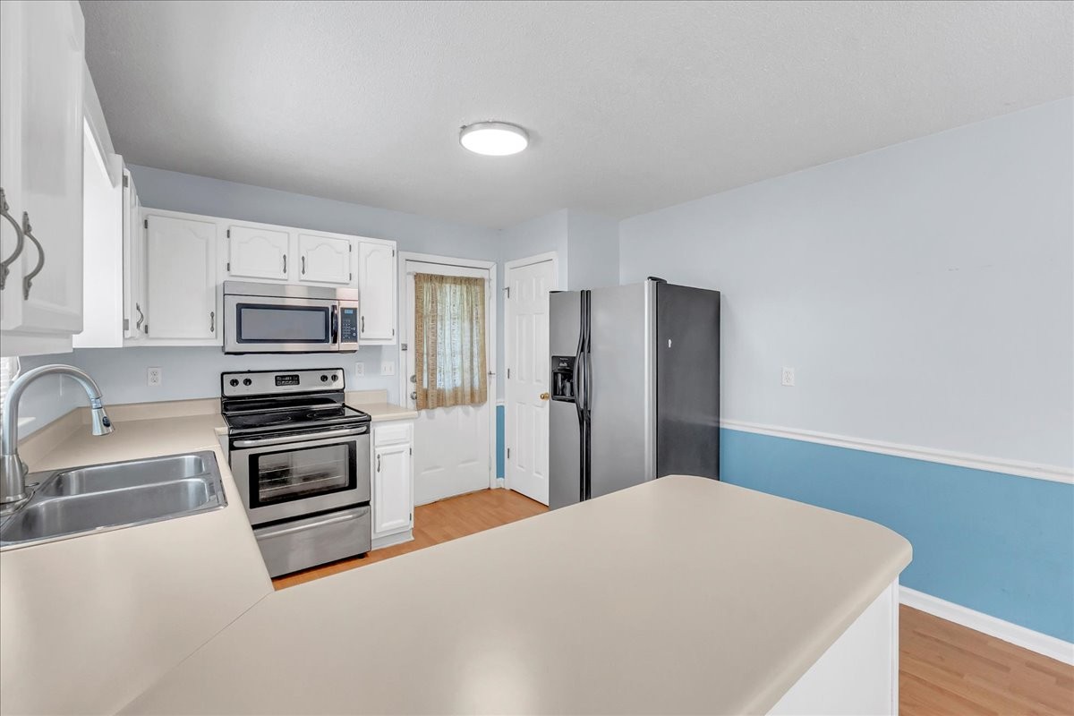 179 Eaton Heights Manchester, TN 37355 - Photo 10 of 33 a kitchen with granite countertop a refrigerator stove and sink
