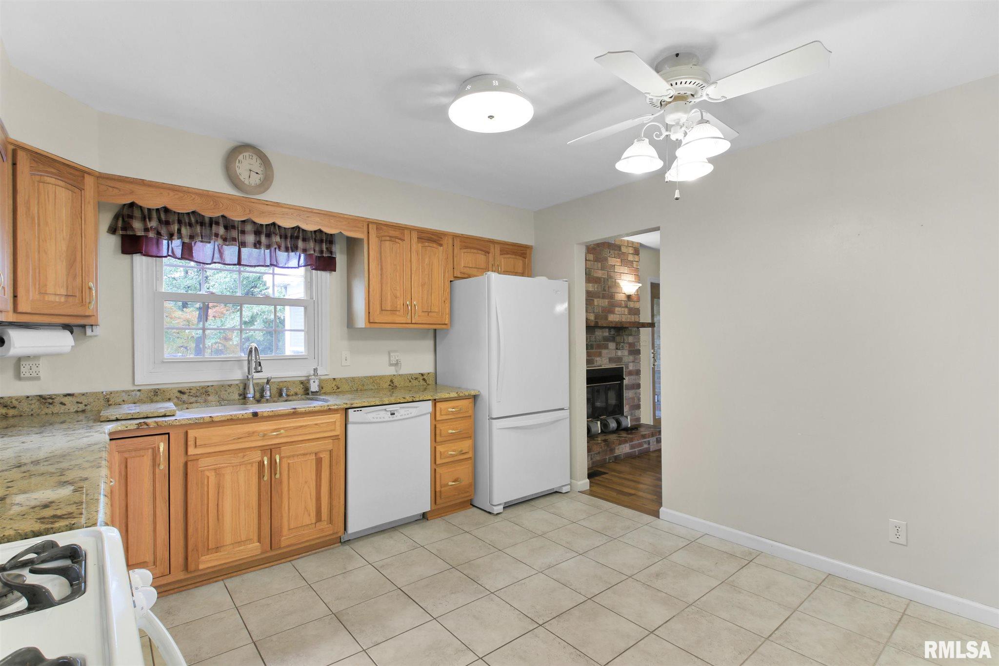 3319 Mall Road Pekin, IL 61554 - Photo 3 of 39
