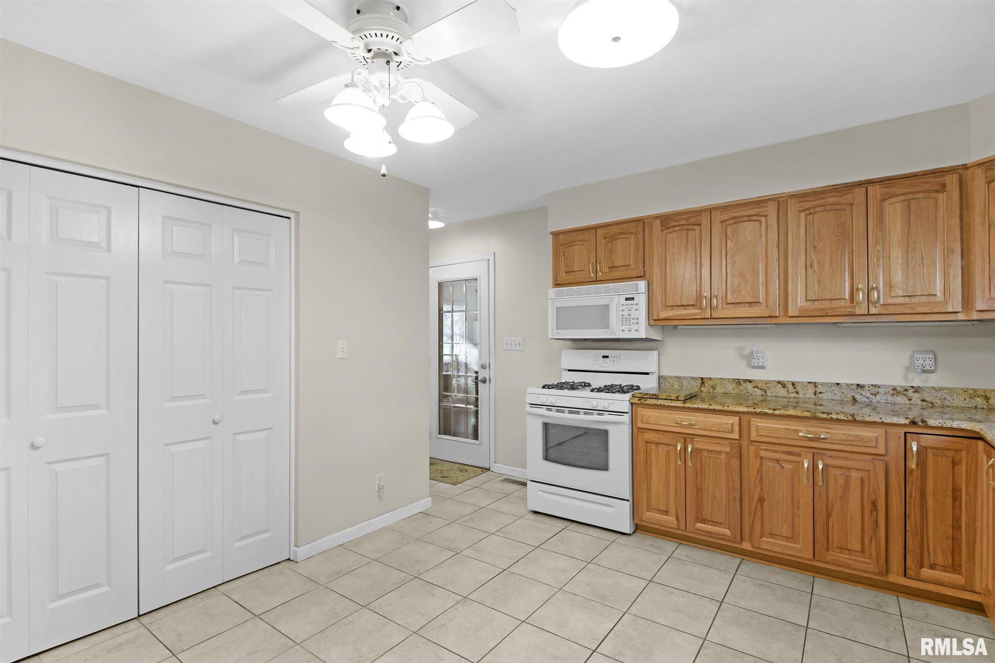 3319 Mall Road Pekin, IL 61554 - Photo 4 of 39