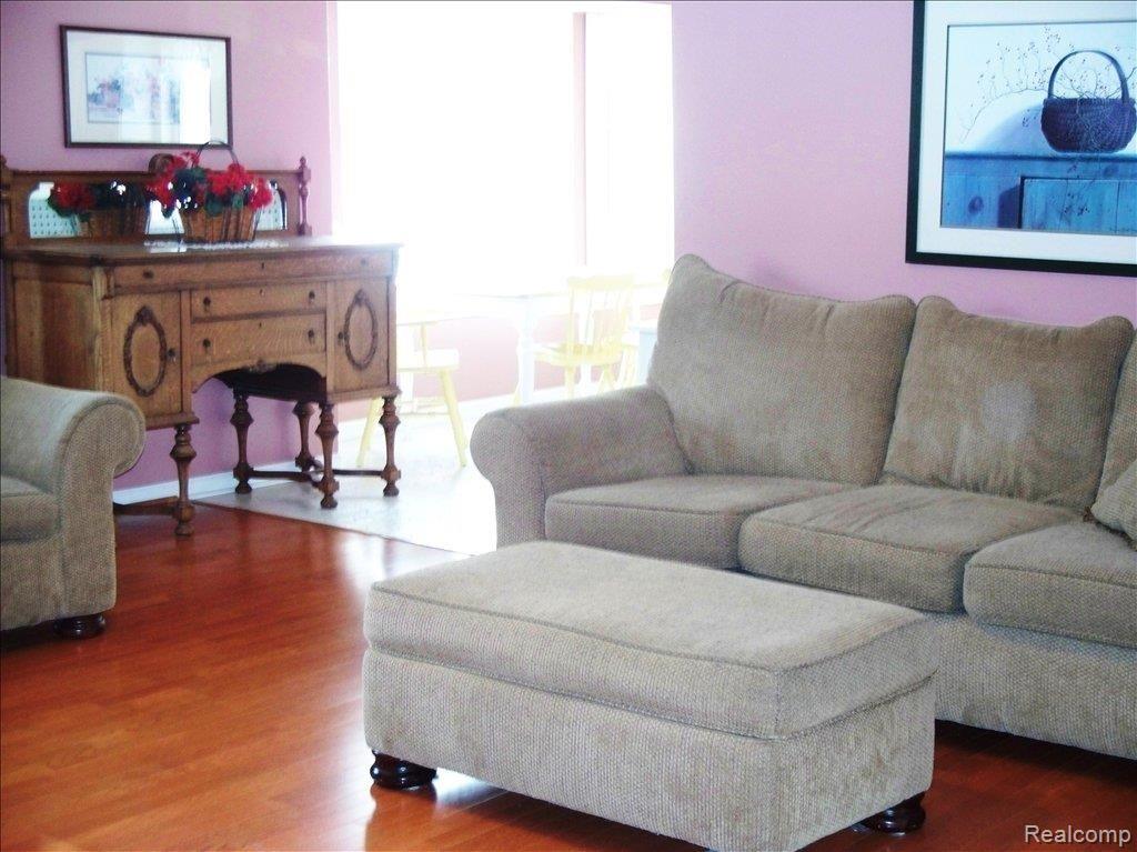 1054 West Livingston Road Highland, MI 48357 - Photo 12 of 25 Living area