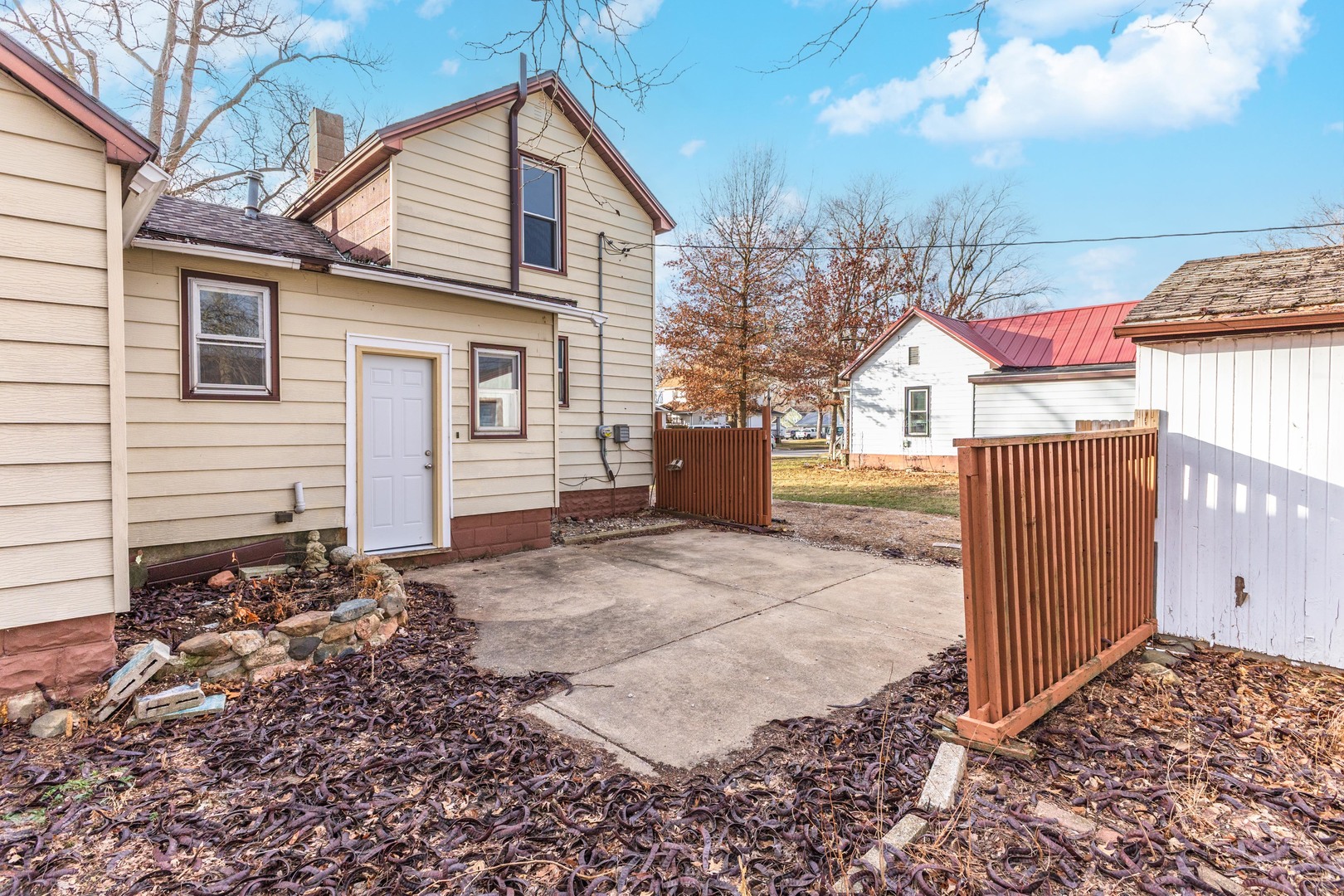 121 East James Street Forrest, IL 61741 - Photo 23 of 39 a backyard of a house