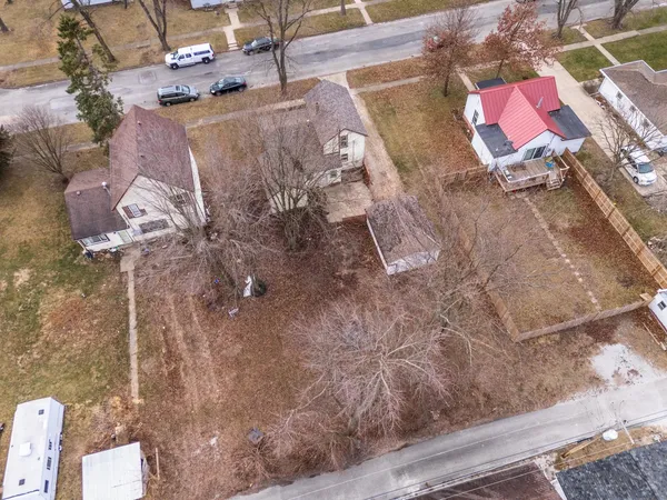 a view of a house with backyard