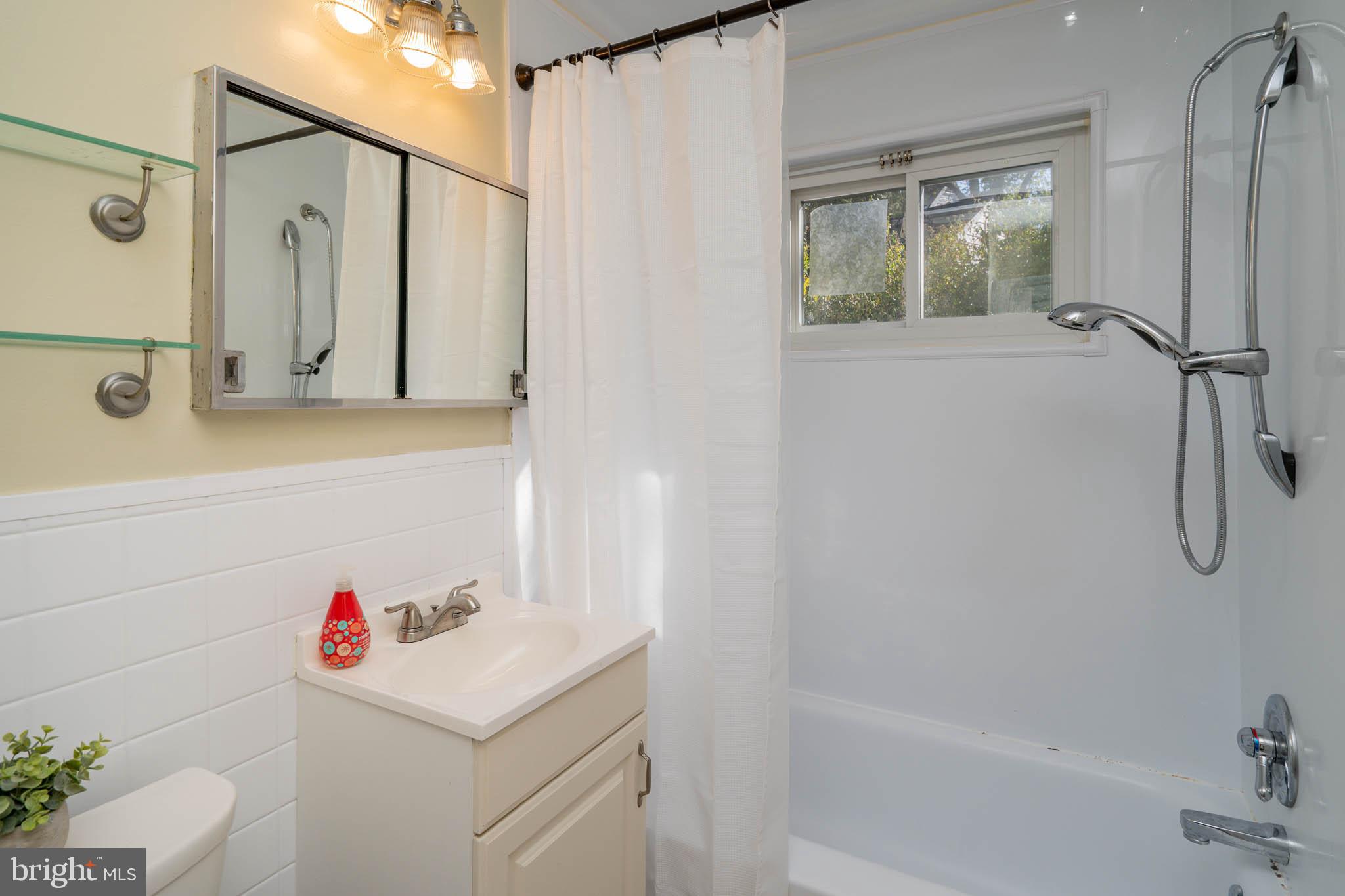 6815 Decatur Street Hyattsville, MD 20784 - Photo 17 of 24 Bathroom 1