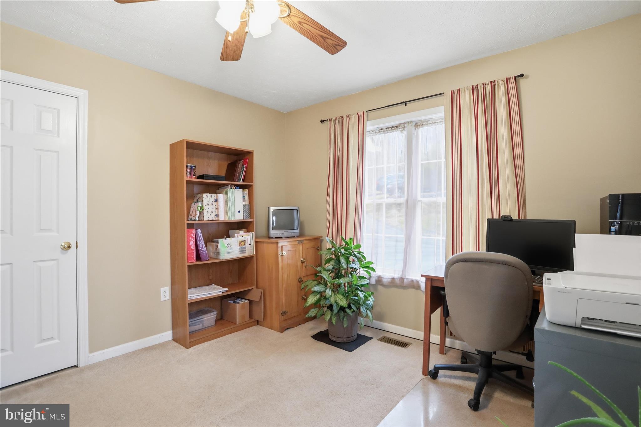 1158 Drummer Hill Road Front Royal, VA 22630 - Photo 20 of 36 a livingroom with workspace