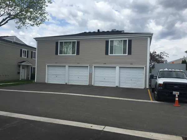 $2,200 | 1581 Quaker Lane, Unit 107A, Prospect Heights, IL 60070