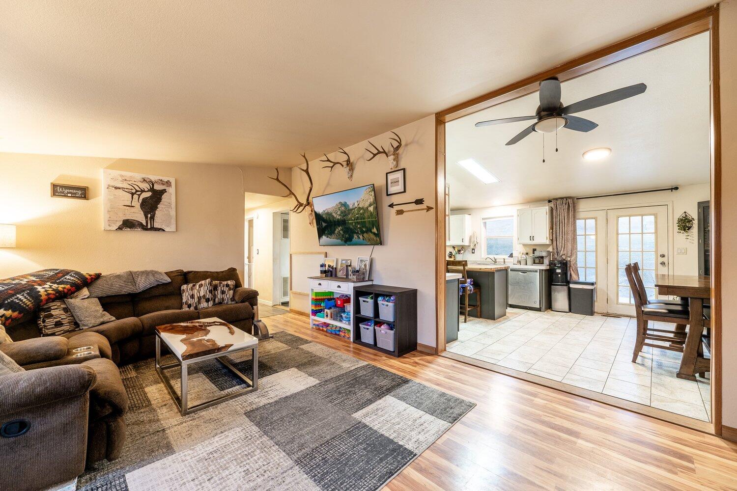 417 Meade Creek Road Sheridan, WY 82801 - Photo 14 of 40 Living Room