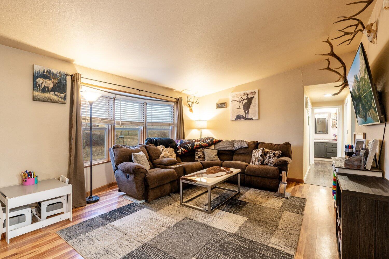 417 Meade Creek Road Sheridan, WY 82801 - Photo 15 of 40 Living Room