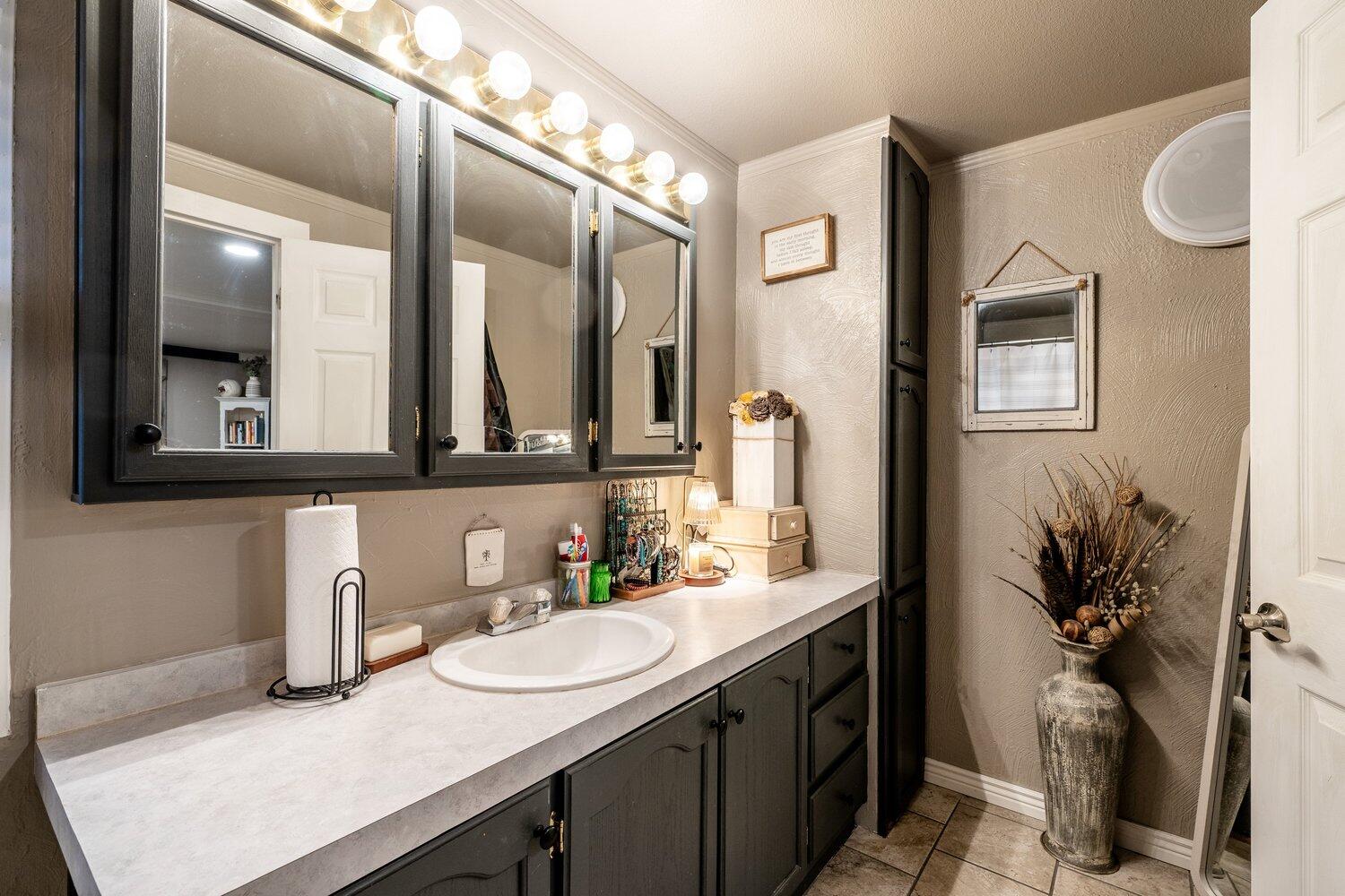 417 Meade Creek Road Sheridan, WY 82801 - Photo 27 of 40 Bathroom 1, Primary ensuite