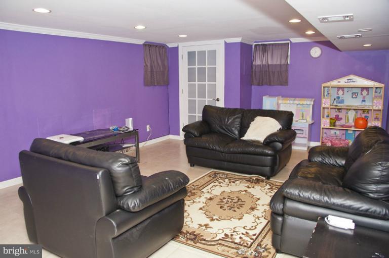 3601 Clifmar Road Windsor Mill, MD 21244 - Photo 25 of 30 a living room with furniture