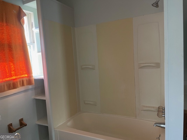 601 Nottingham Street Thomaston, GA 30286 - Photo 10 of 15 a bath room with a bath tub and a shower