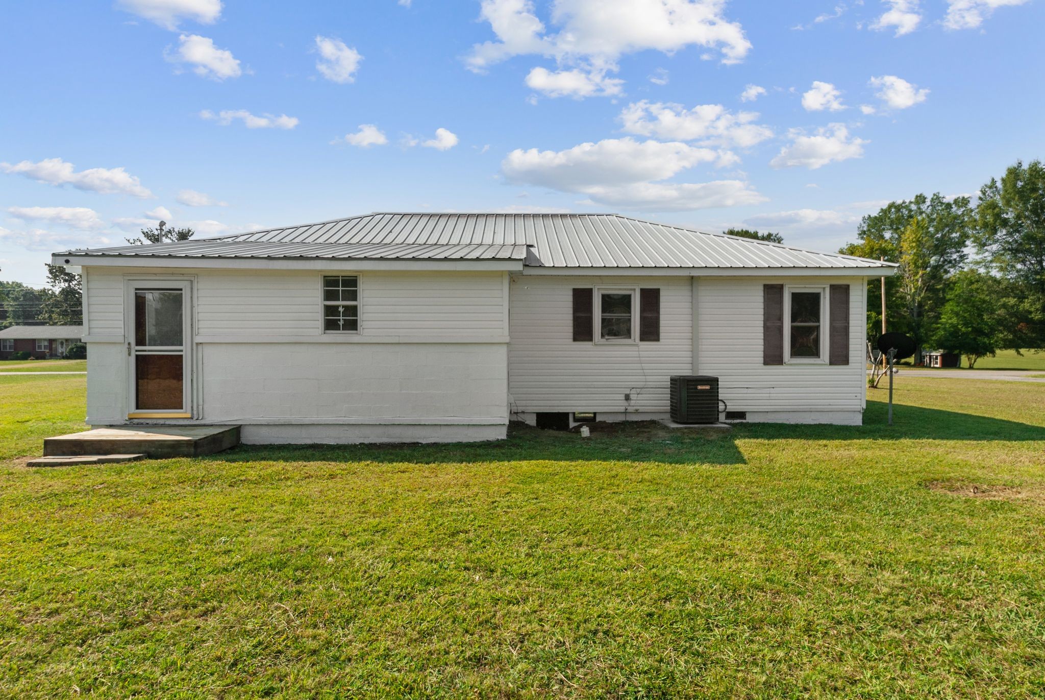731 Smith Avenue Hohenwald, TN 38462 - Photo 27 of 28 a backyard with a garden and plants