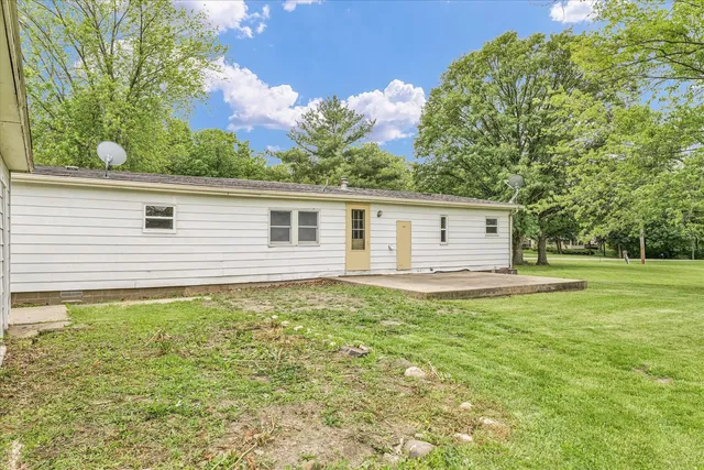 a view of a house with a backyard