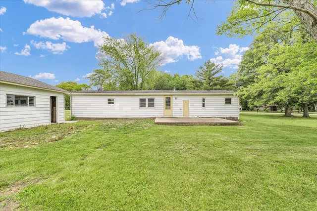 a view of a house with a backyard