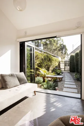 $9,250 | 601 Crestmoore Place, Venice, CA 90291