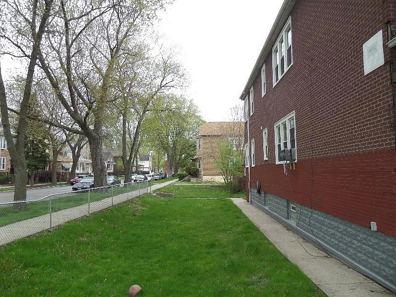 2836 East 84th Street Chicago, IL 60617 - Photo 2 of 7 a backyard of a house with table and chairs