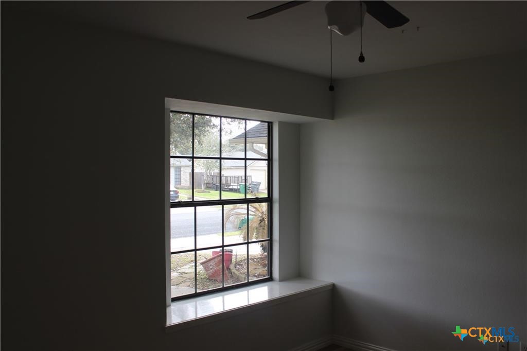223 Ridgewood Drive Victoria, TX 77901 - Photo 10 of 13 an empty room with a window