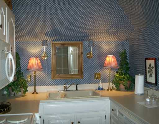 83 Ocean Avenue, Unit 6 Newport, RI 02840 - Photo 9 of 11 Kitchen.