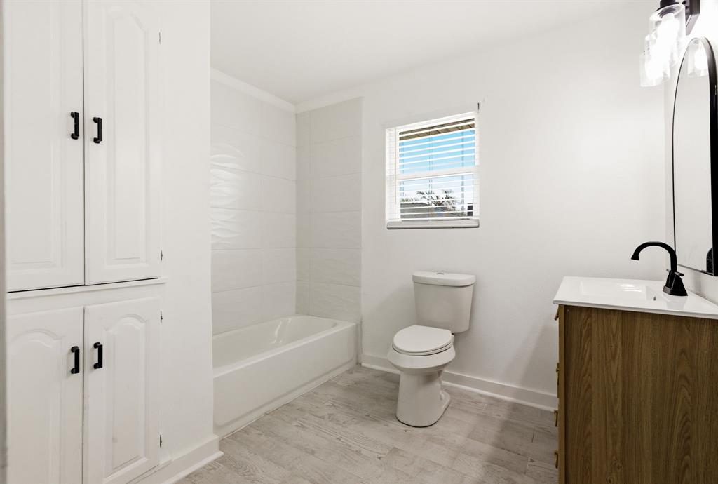 544 West Bethel Road Coppell, TX 75019 - Photo 18 of 19 a bathroom with a toilet a sink and shower