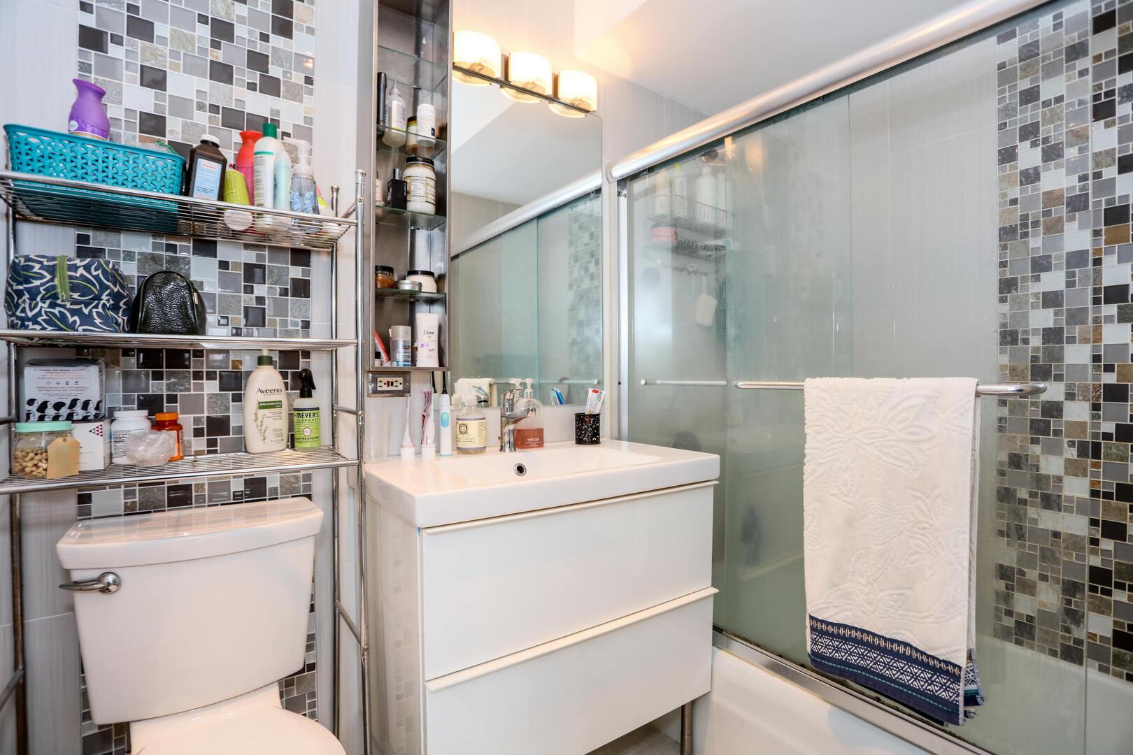 655 West Irving Park Road, Unit 1017 Chicago, IL 60613 - Photo 13 of 24 a utility room with dryer and washer