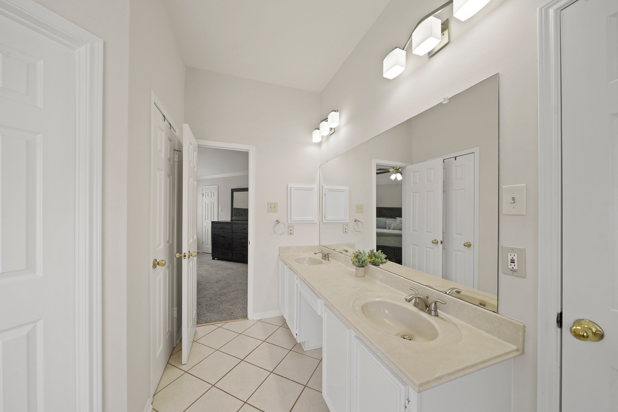 16114 Kintyre Point Road Houston, TX 77095 - Photo 26 of 39 The secondary full bath is well equipped with double sinks and a separate tub/shower with sliding glass door.