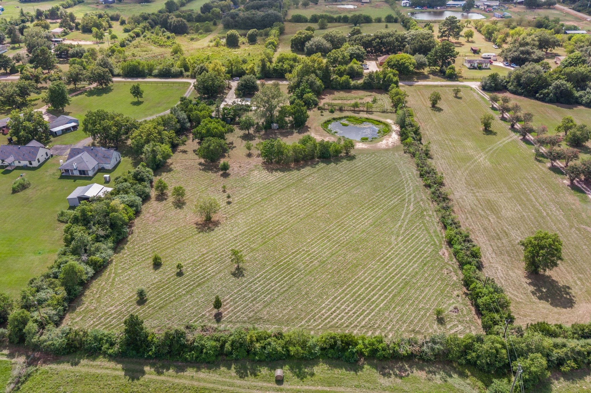 High-angle outline detailing the two homesite locations and pond access.