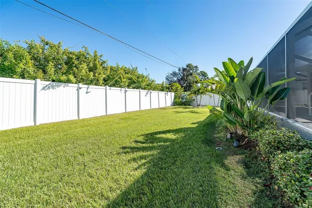 a view of a back yard
