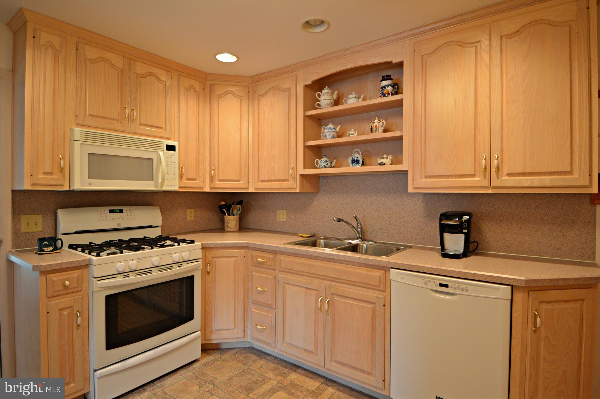 511 Spring Avenue Lititz, PA 17543 - Photo 8 of 29 Updated Kitchen - Nice Cabinetry & gas cooking!