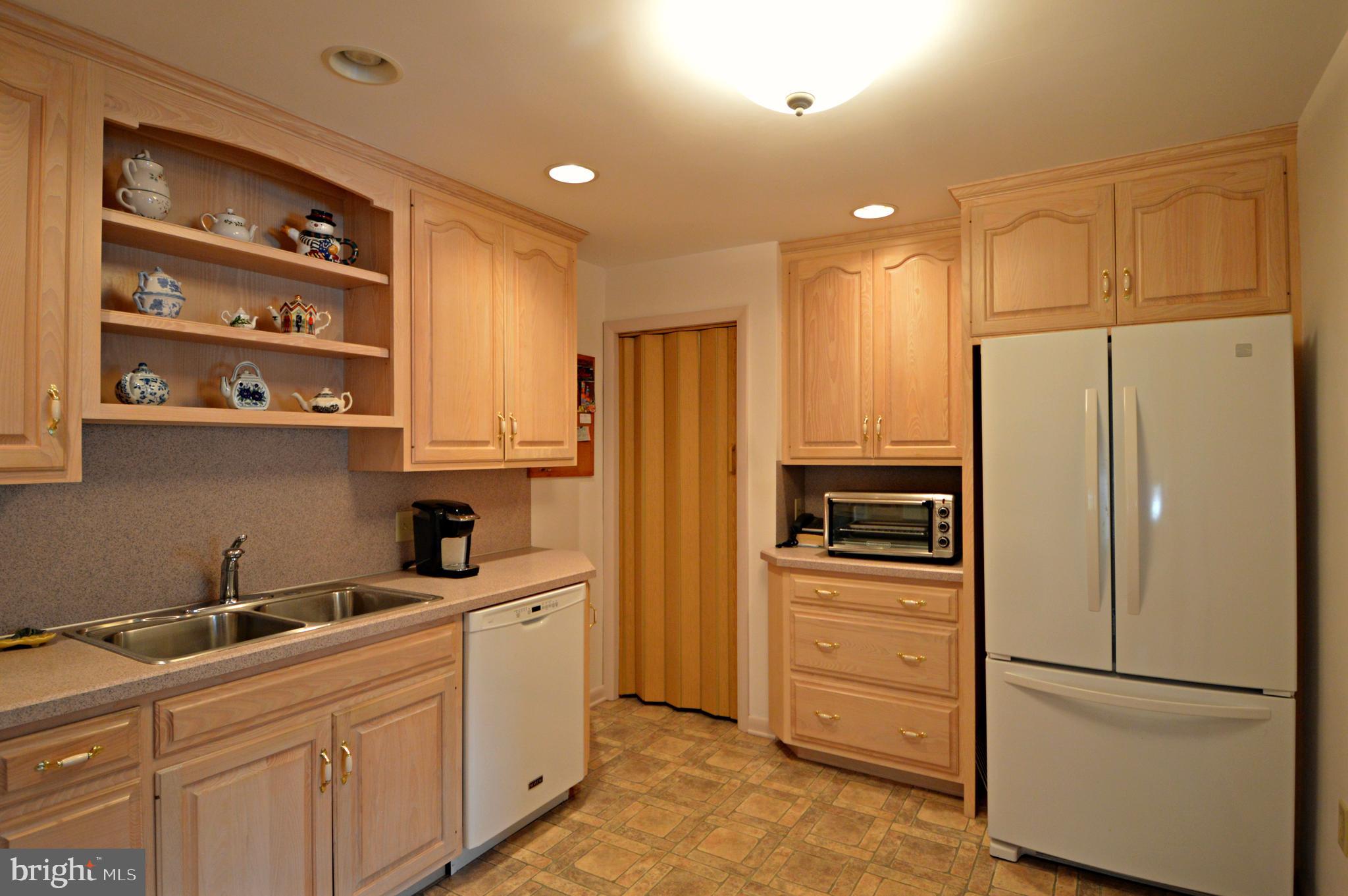 511 Spring Avenue Lititz, PA 17543 - Photo 9 of 29 Kitchen 2 - Newer Dishwasher