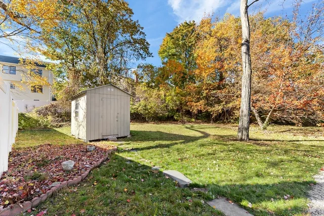 a view of a backyard