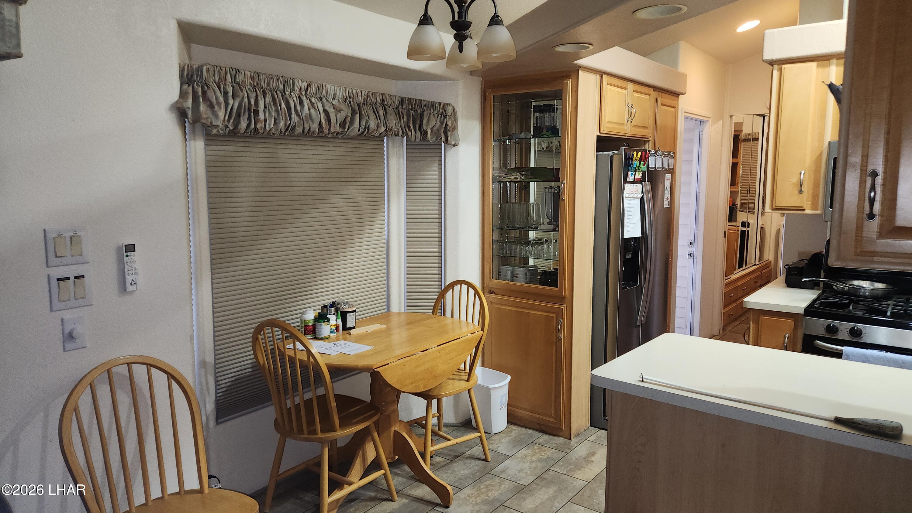 41 North Sagebrush Road Quartzsite, AZ 85346 - Photo 13 of 33 a dining room with furniture and window