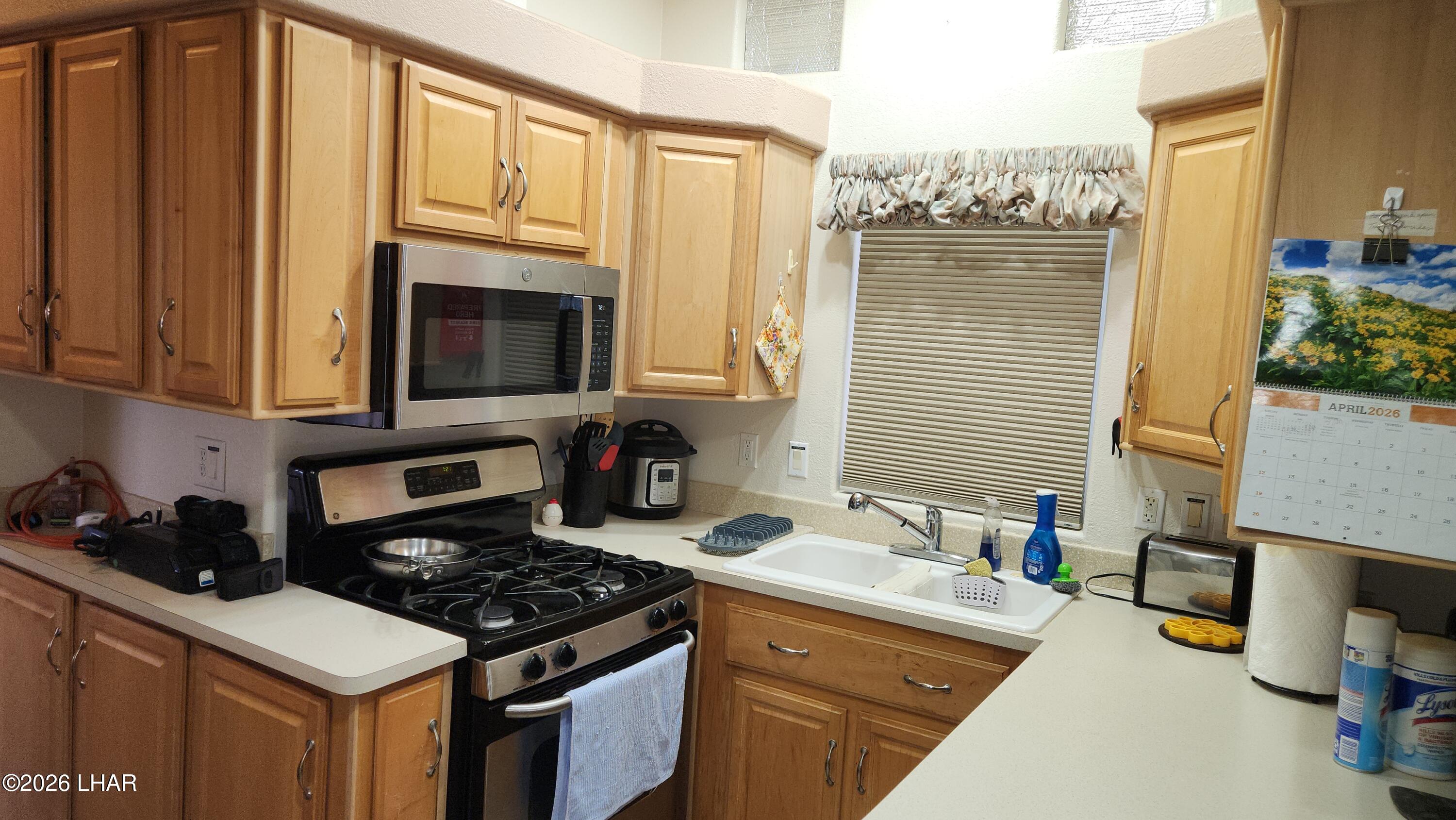 41 North Sagebrush Road Quartzsite, AZ 85346 - Photo 14 of 33 a kitchen with a sink stove and cabinets