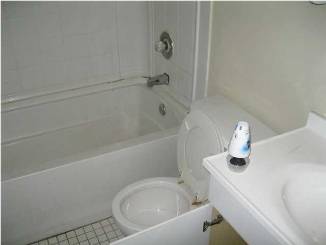 6200 Old Hickory Road Crestview, FL 32539 - Photo 5 of 10 a bathroom with a bathtub