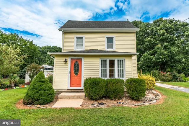a view of a house with a yard and plants