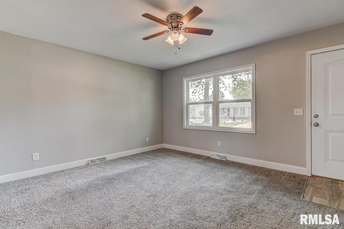 2449 East Griffiths Avenue Springfield, IL 62702 - Photo 3 of 28